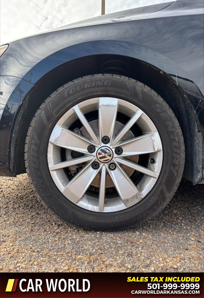 Volkswagen Jetta Sedan Vehicle Full-screen Gallery Image 11