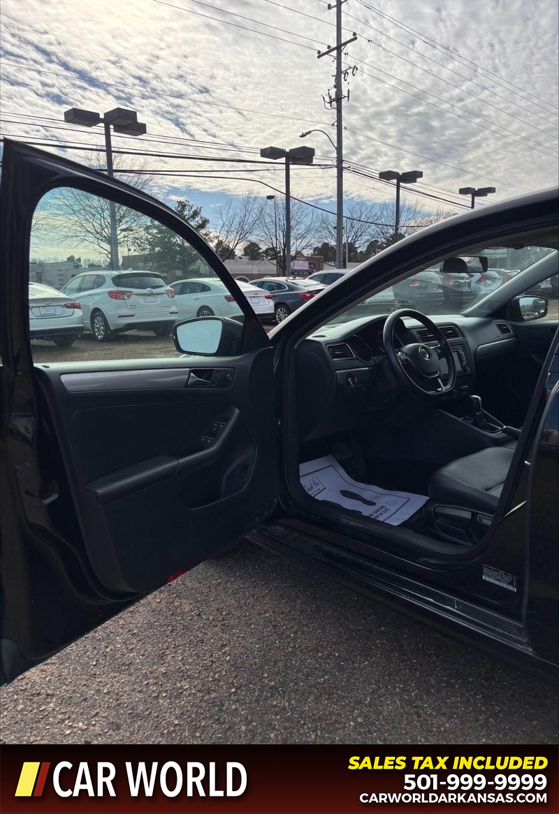 Volkswagen Jetta Sedan Vehicle Full-screen Gallery Image 12