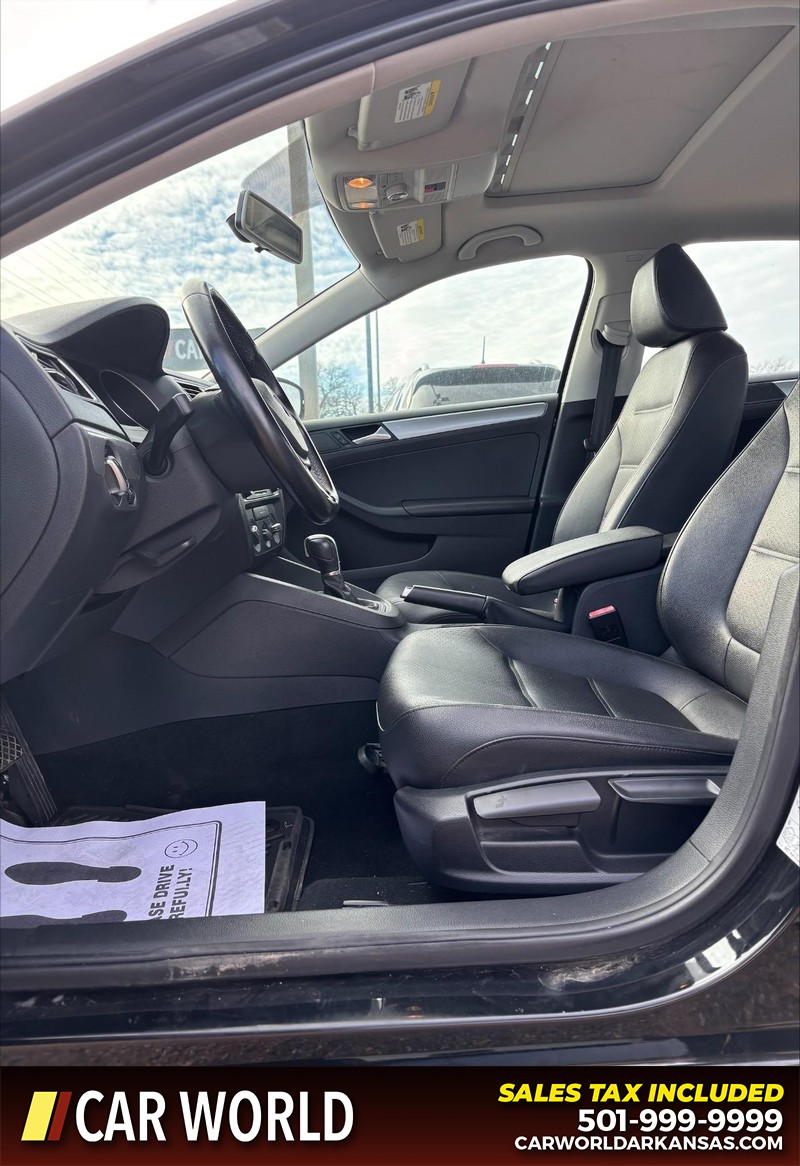 Volkswagen Jetta Sedan Vehicle Full-screen Gallery Image 13