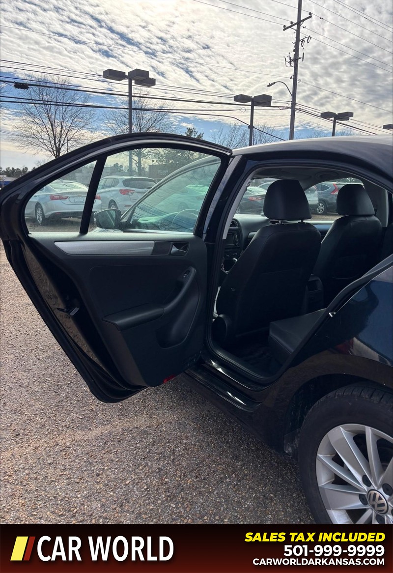 Volkswagen Jetta Sedan Vehicle Full-screen Gallery Image 14