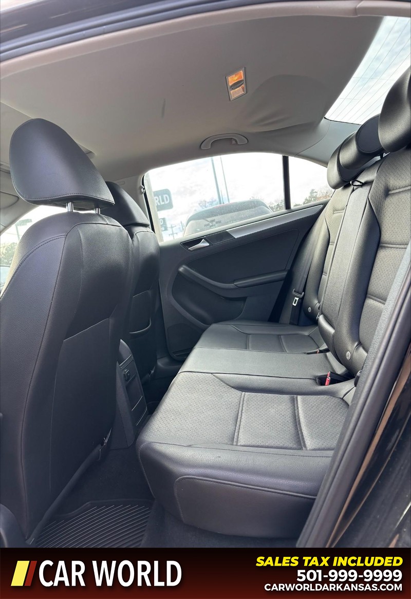 Volkswagen Jetta Sedan Vehicle Full-screen Gallery Image 15