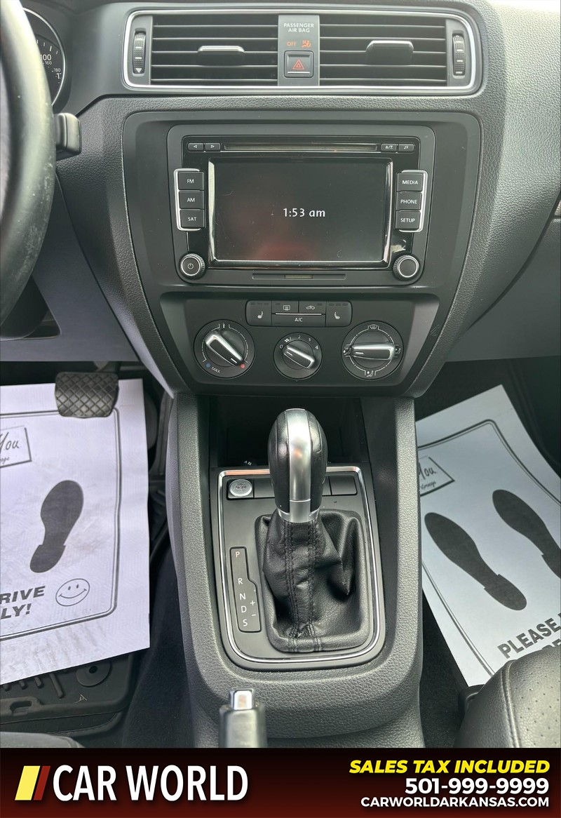 Volkswagen Jetta Sedan Vehicle Full-screen Gallery Image 17