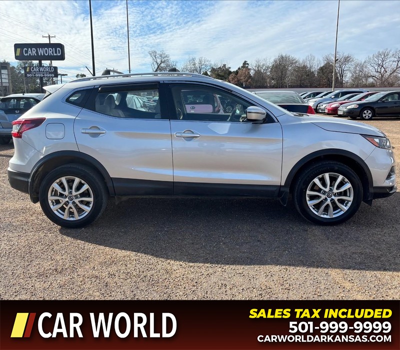 Nissan Rogue Sport Vehicle Full-screen Gallery Image 2