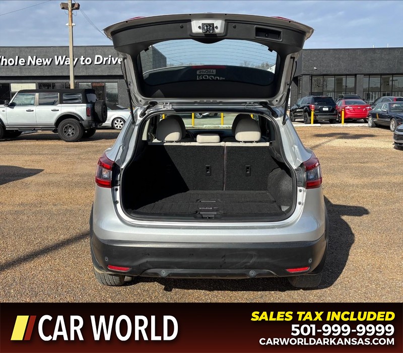 Nissan Rogue Sport Vehicle Full-screen Gallery Image 5