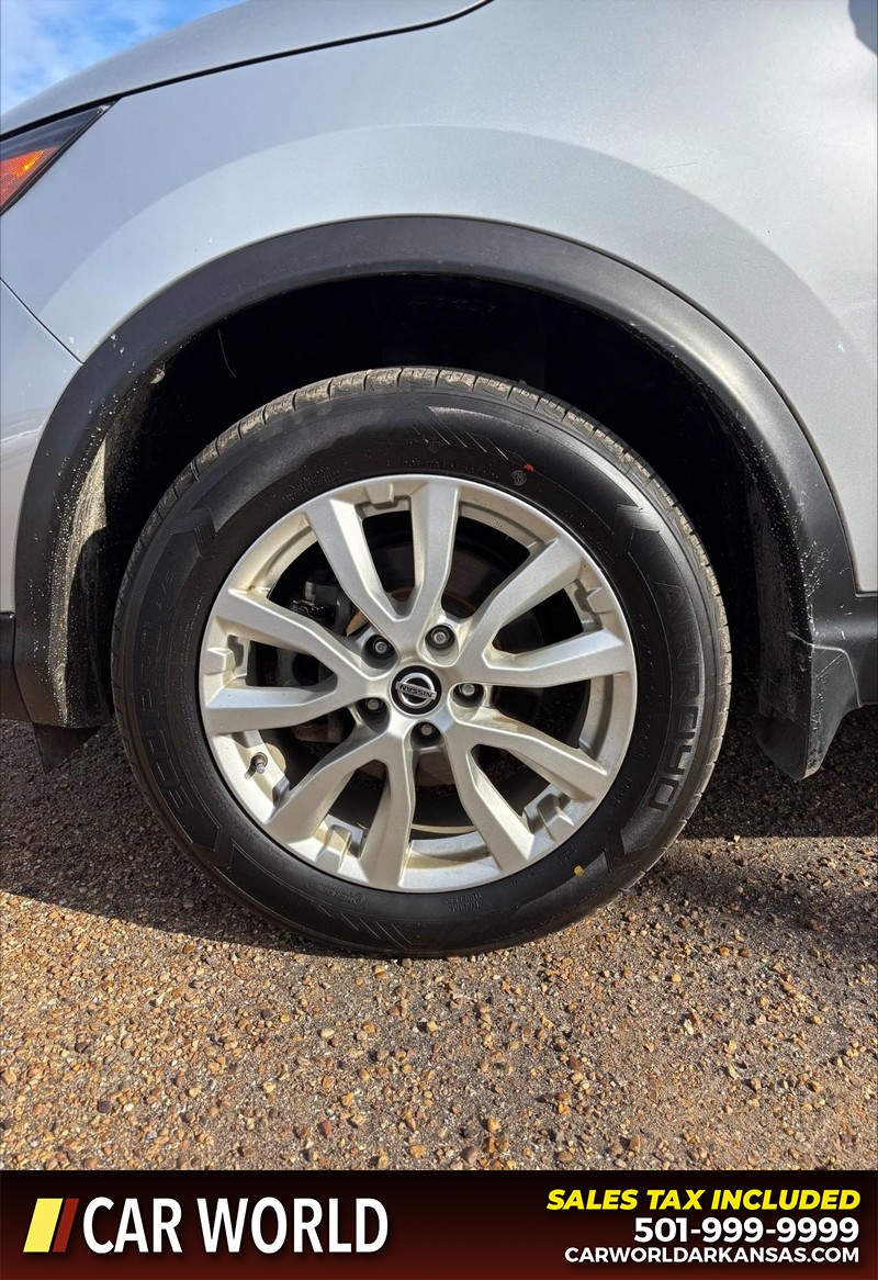 Nissan Rogue Sport Vehicle Full-screen Gallery Image 11