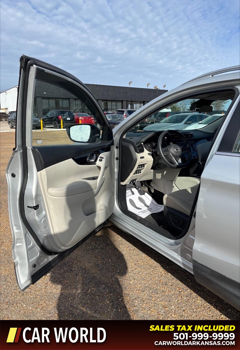 Nissan Rogue Sport Vehicle Full-screen Gallery Image 12