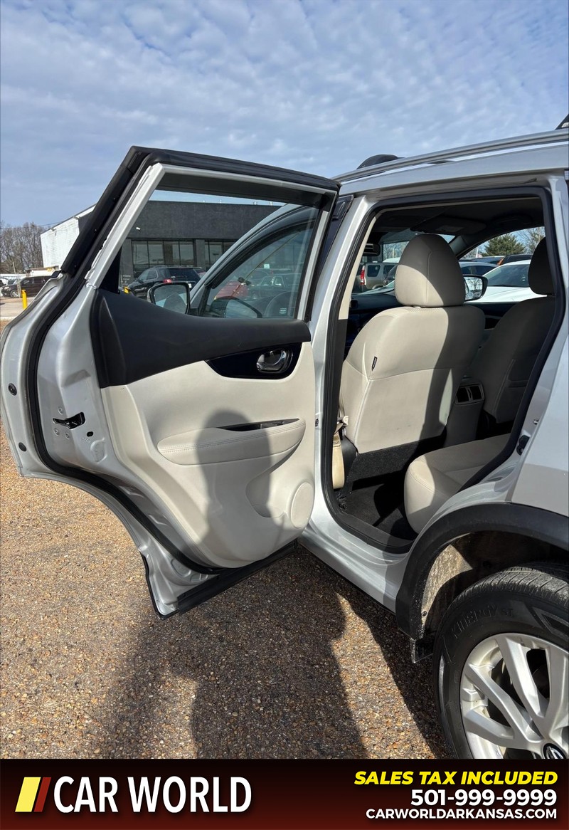 Nissan Rogue Sport Vehicle Full-screen Gallery Image 14