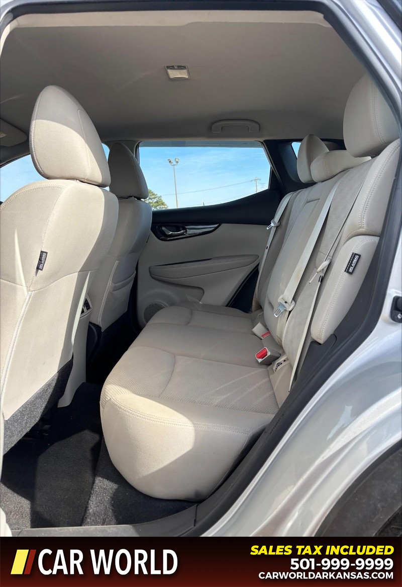 Nissan Rogue Sport Vehicle Full-screen Gallery Image 15