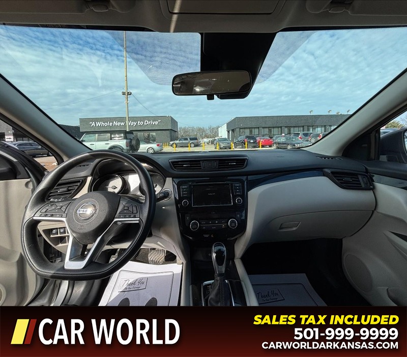 Nissan Rogue Sport Vehicle Full-screen Gallery Image 16