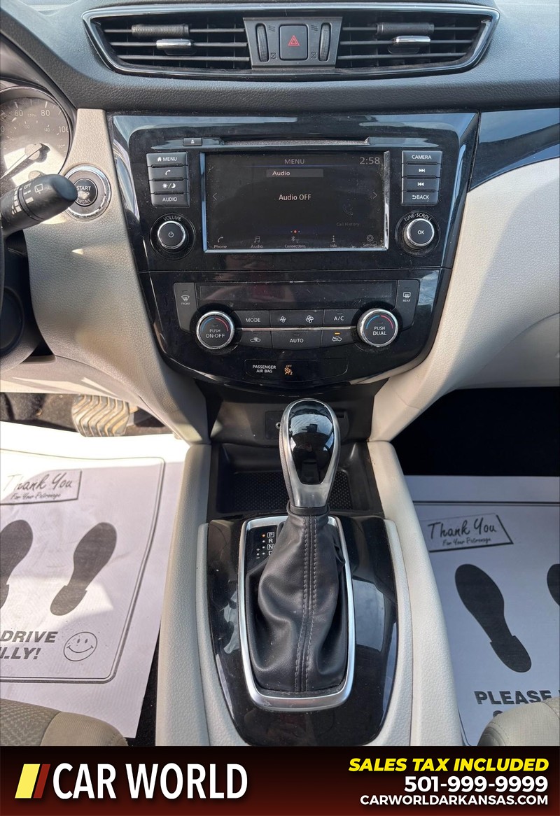 Nissan Rogue Sport Vehicle Full-screen Gallery Image 17