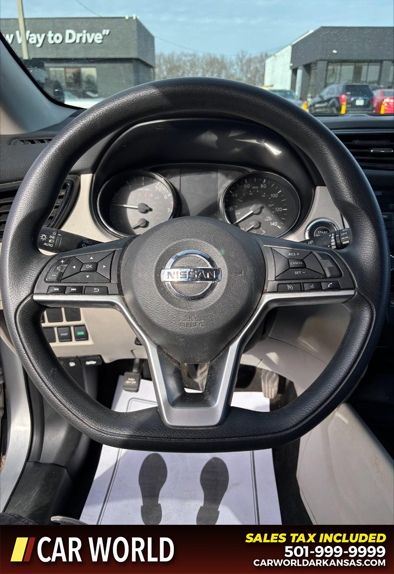 Nissan Rogue Sport Vehicle Full-screen Gallery Image 19