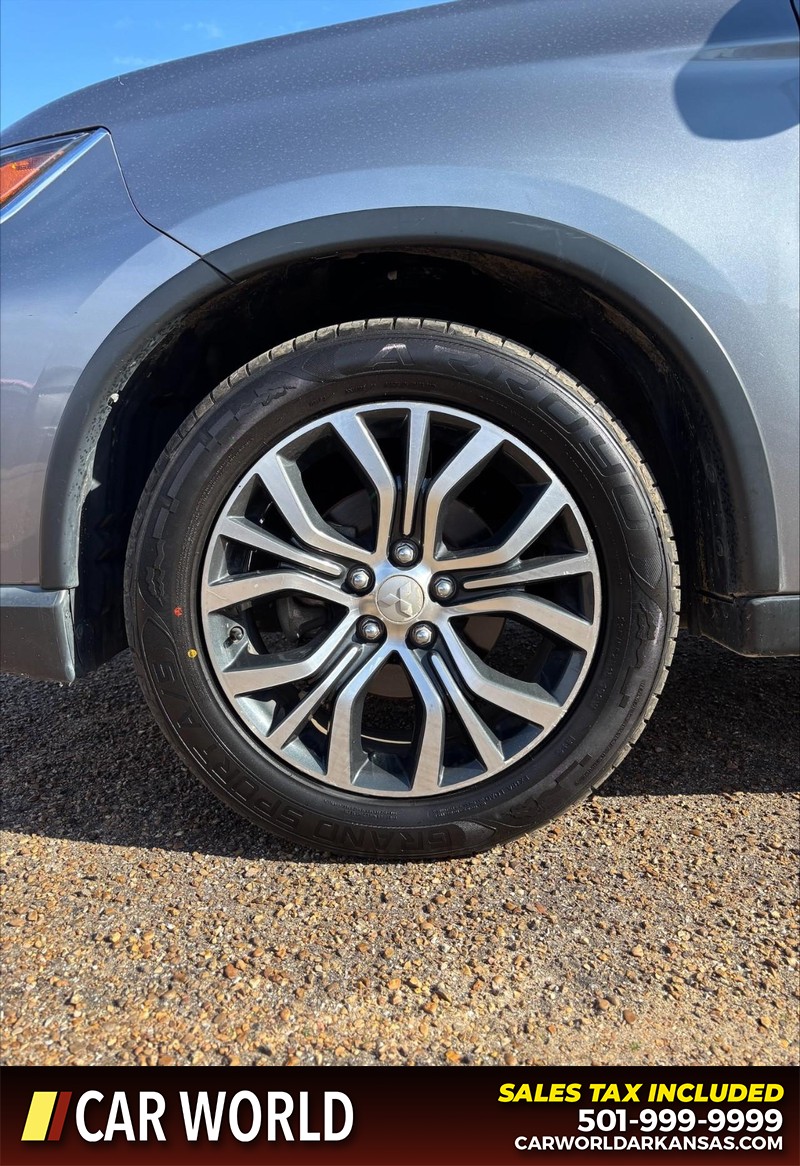 Mitsubishi Outlander Vehicle Full-screen Gallery Image 11