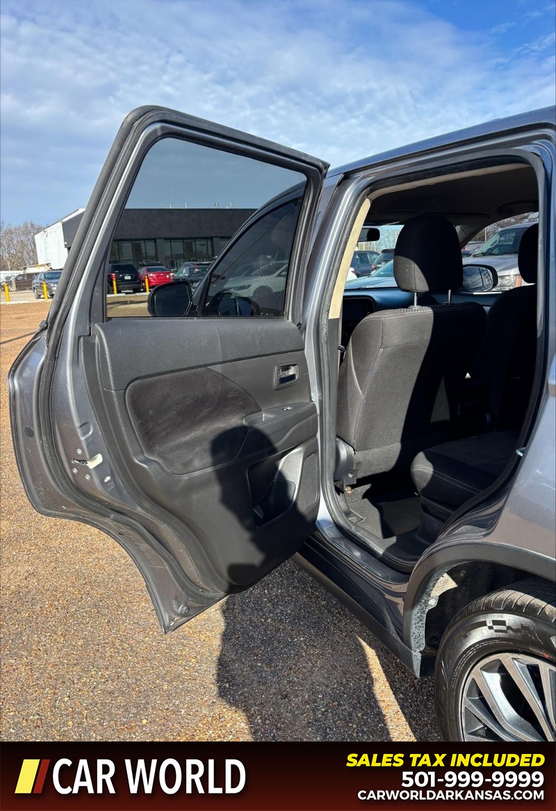 Mitsubishi Outlander Vehicle Full-screen Gallery Image 14