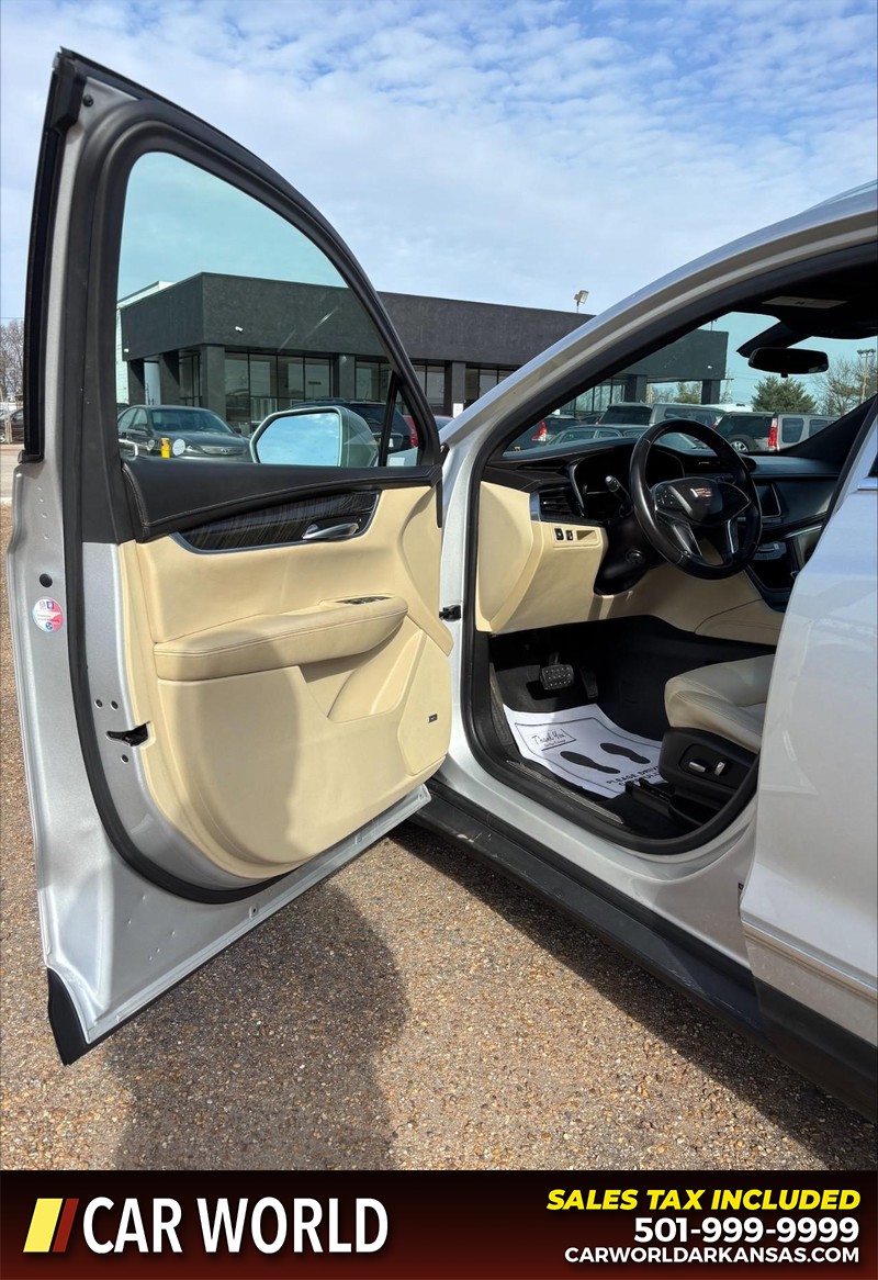 Cadillac XT5 Vehicle Full-screen Gallery Image 12