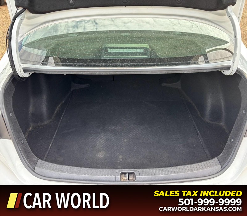 Toyota Corolla Vehicle Full-screen Gallery Image 6