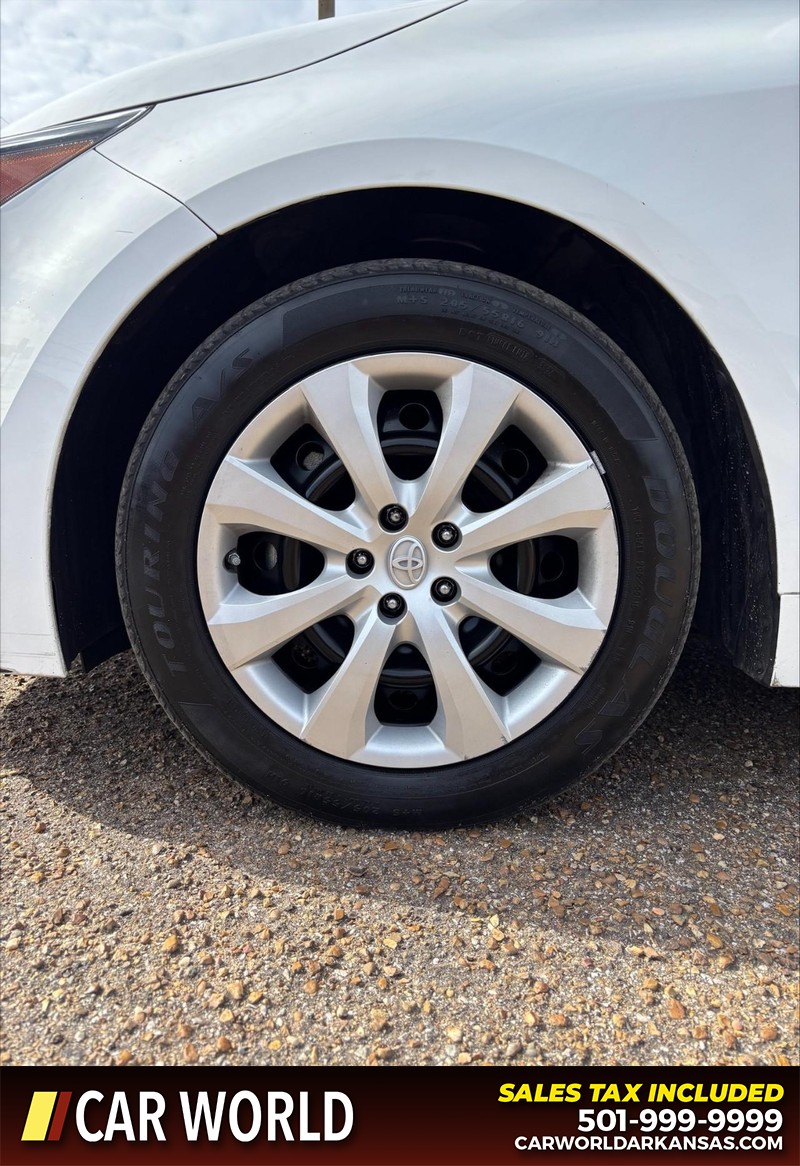 Toyota Corolla Vehicle Full-screen Gallery Image 11