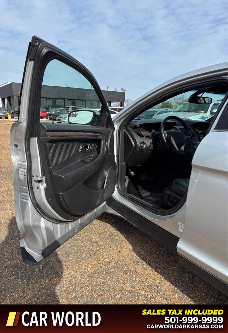 Ford Taurus Vehicle Full-screen Gallery Image 12