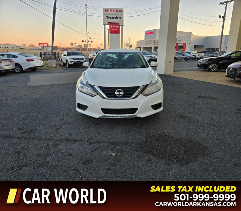 Nissan Altima Vehicle Full-screen Gallery Image 2