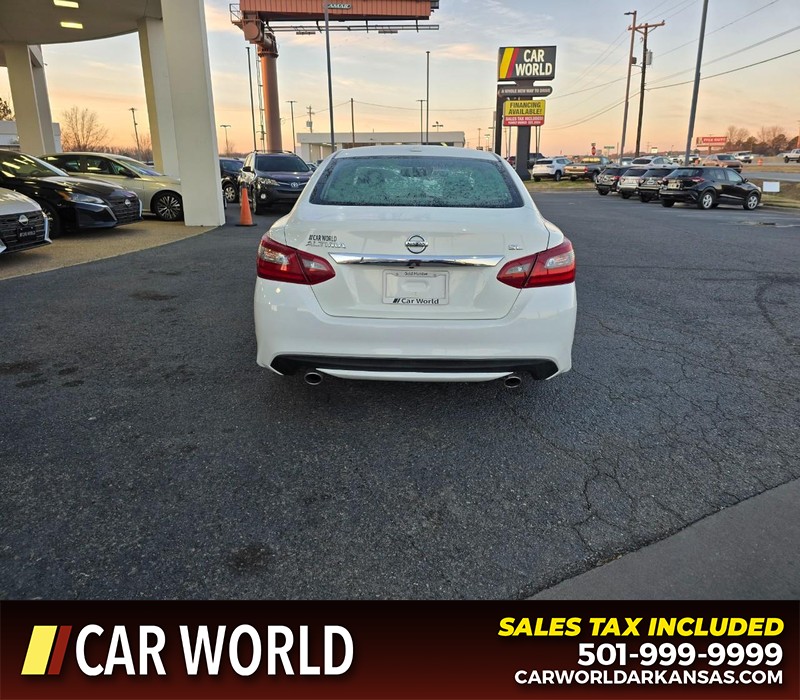 Nissan Altima Vehicle Full-screen Gallery Image 5