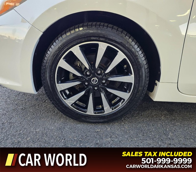 Nissan Altima Vehicle Full-screen Gallery Image 6