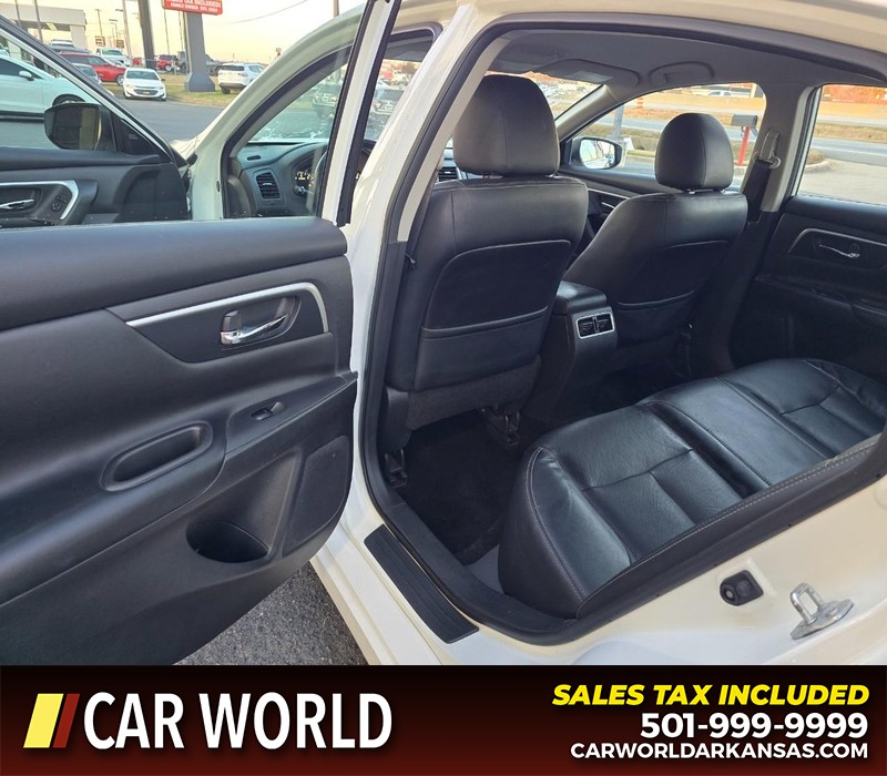 Nissan Altima Vehicle Full-screen Gallery Image 9