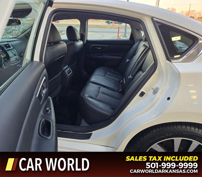 Nissan Altima Vehicle Full-screen Gallery Image 10