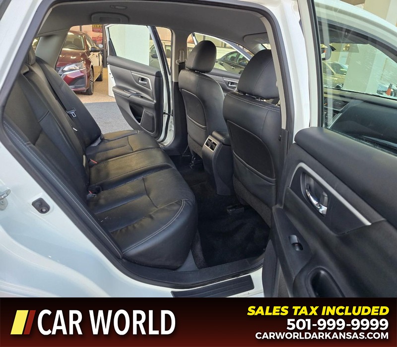 Nissan Altima Vehicle Full-screen Gallery Image 12