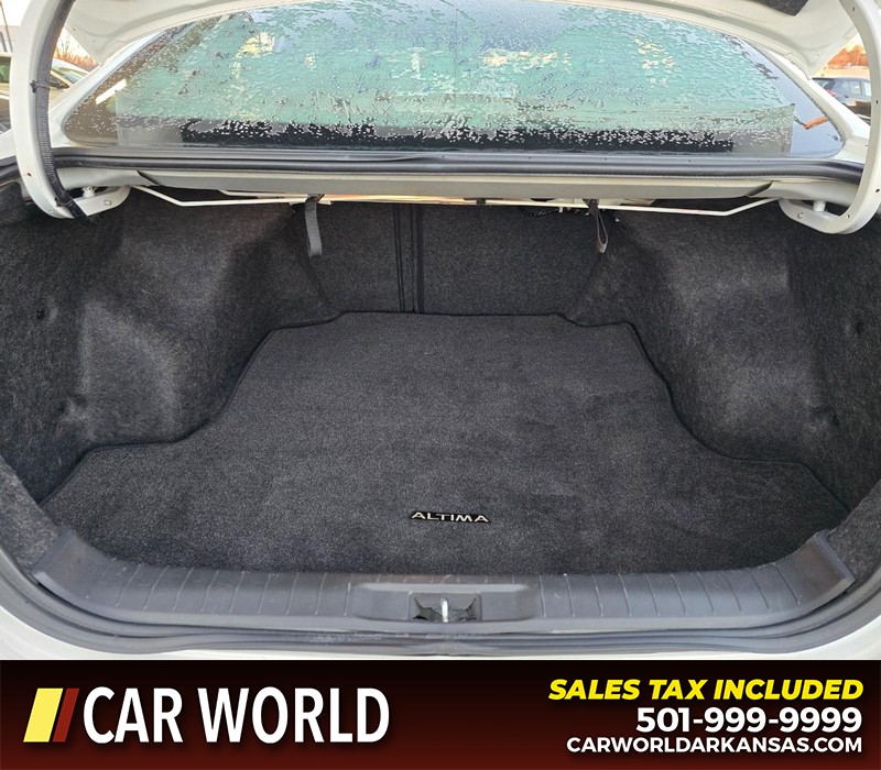 Nissan Altima Vehicle Full-screen Gallery Image 13