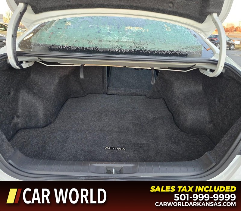 Nissan Altima Vehicle Full-screen Gallery Image 14