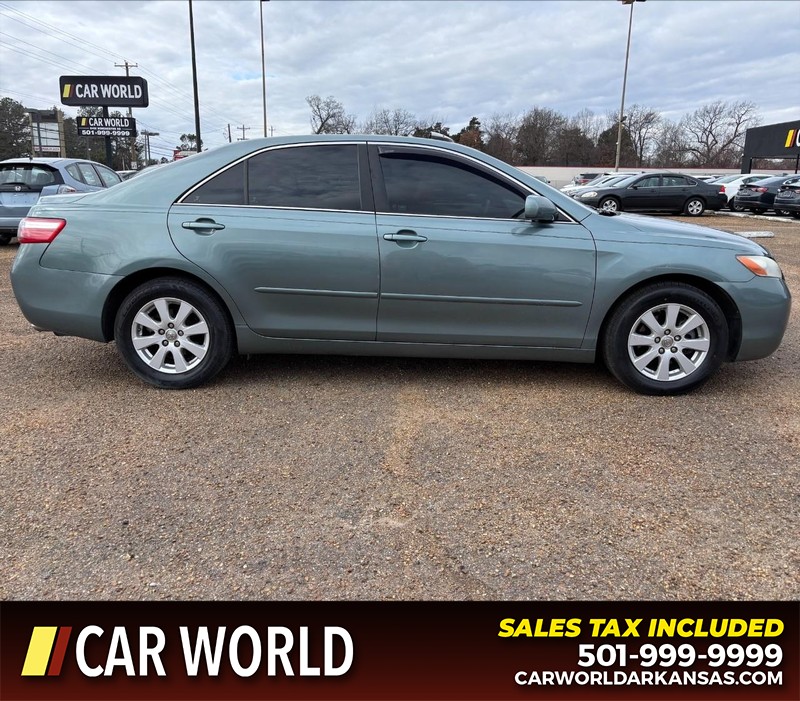 Toyota Camry Vehicle Full-screen Gallery Image 2