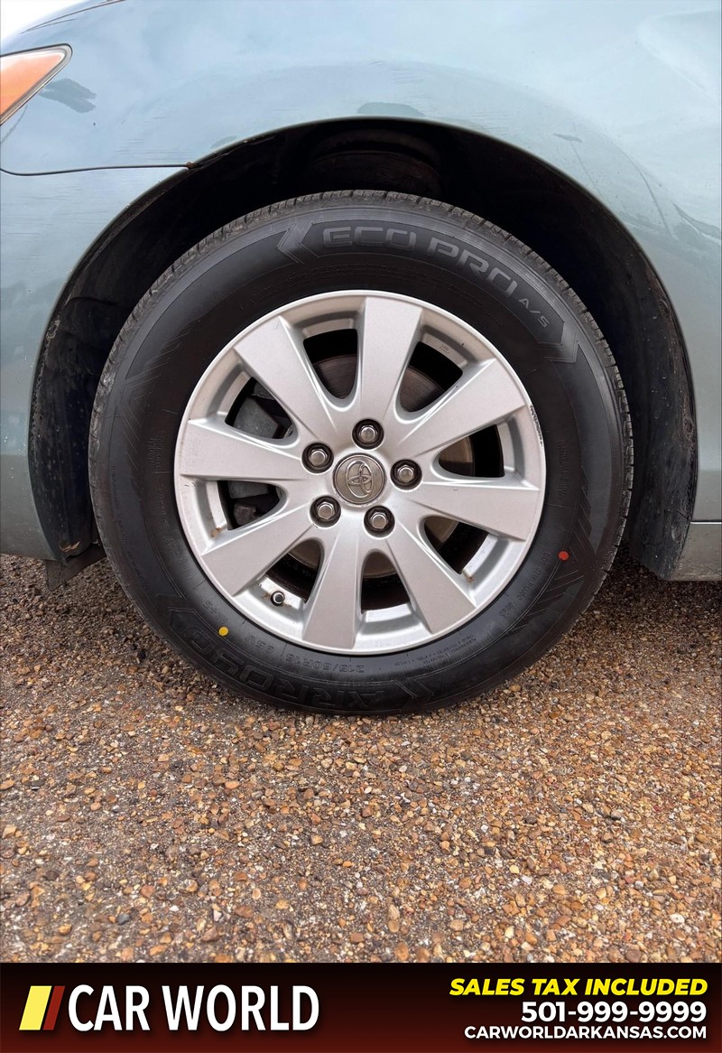 Toyota Camry Vehicle Full-screen Gallery Image 11