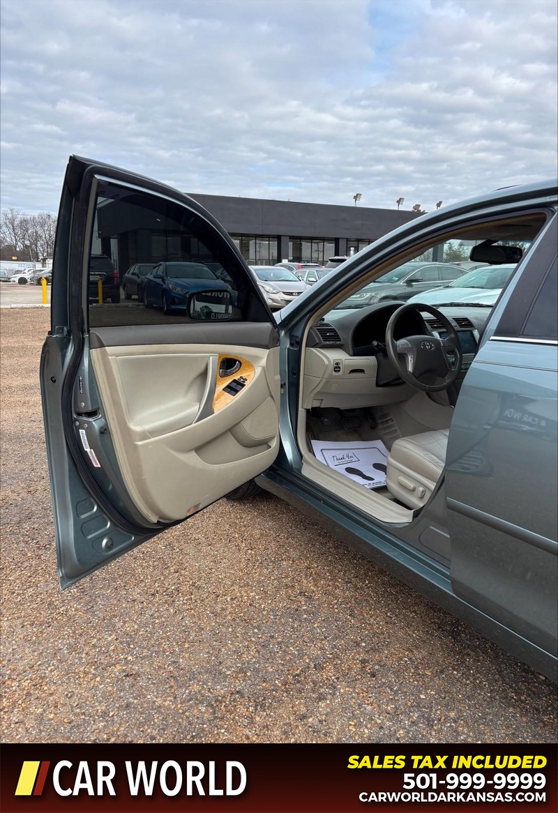 Toyota Camry Vehicle Full-screen Gallery Image 12