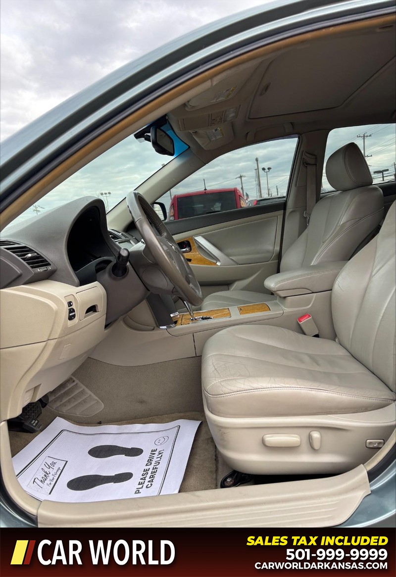 Toyota Camry Vehicle Full-screen Gallery Image 13