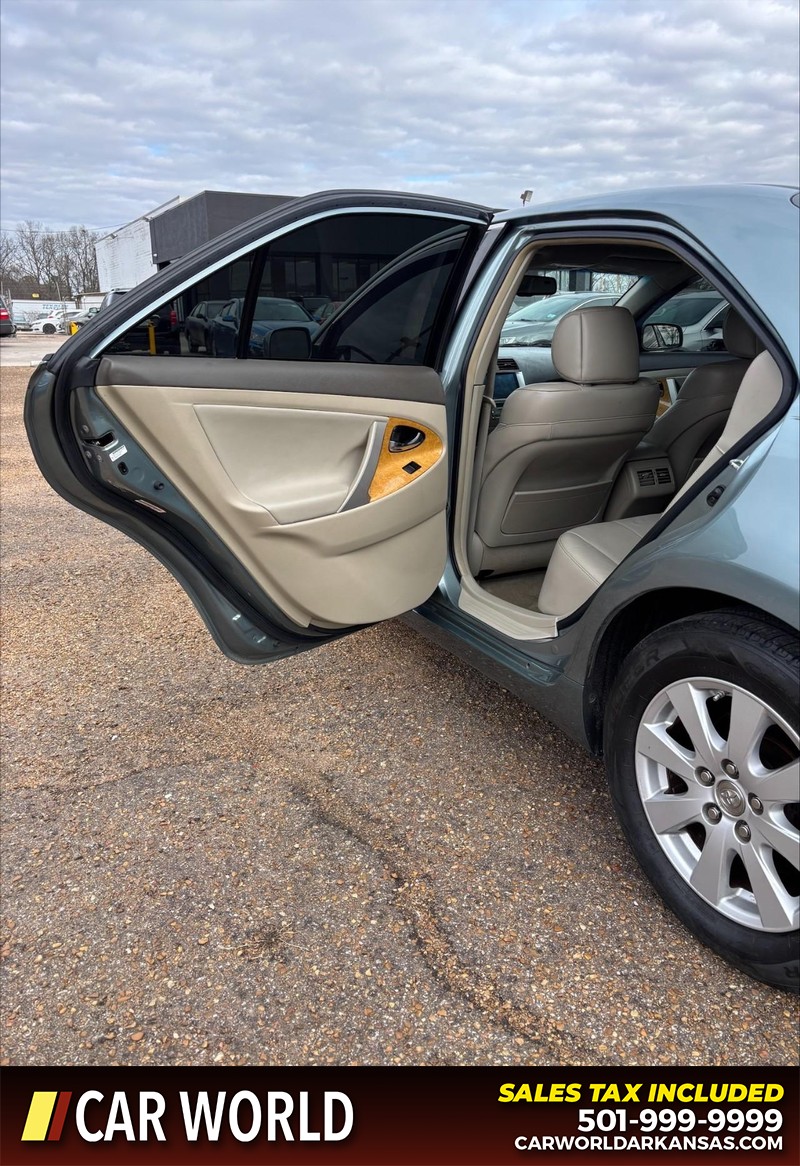 Toyota Camry Vehicle Full-screen Gallery Image 14