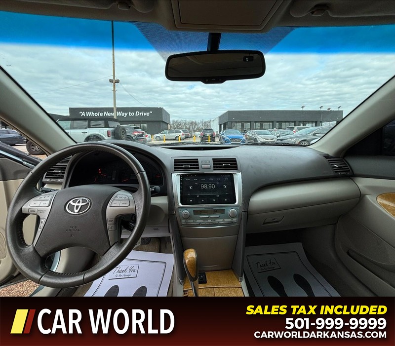 Toyota Camry Vehicle Full-screen Gallery Image 16