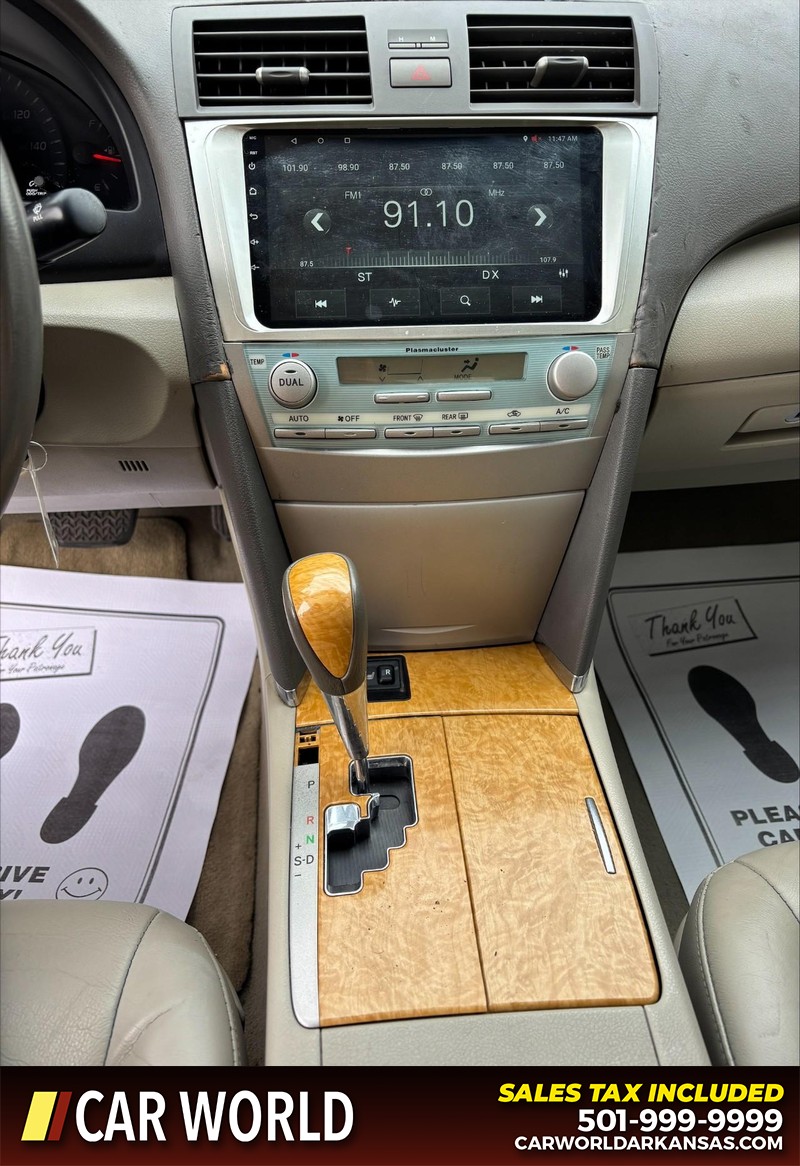 Toyota Camry Vehicle Full-screen Gallery Image 17