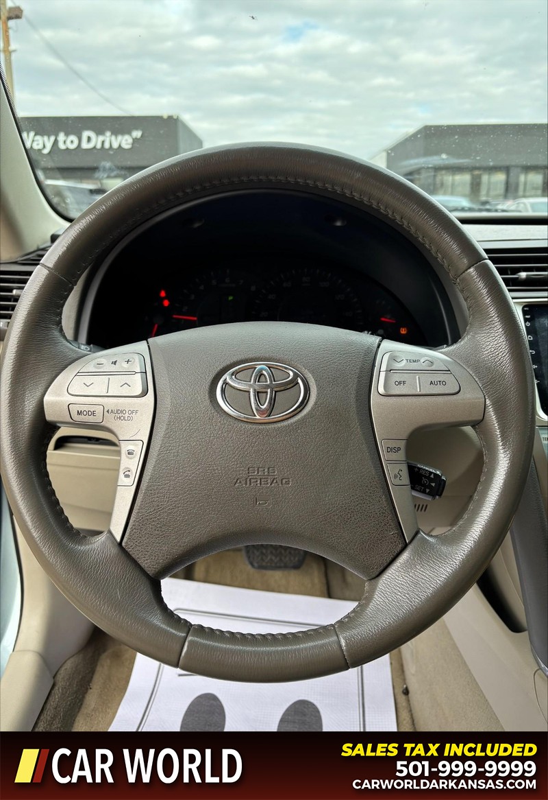 Toyota Camry Vehicle Full-screen Gallery Image 18