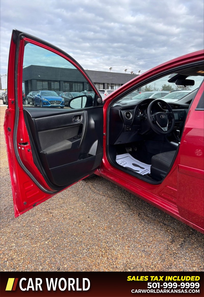 Toyota Corolla Vehicle Full-screen Gallery Image 12