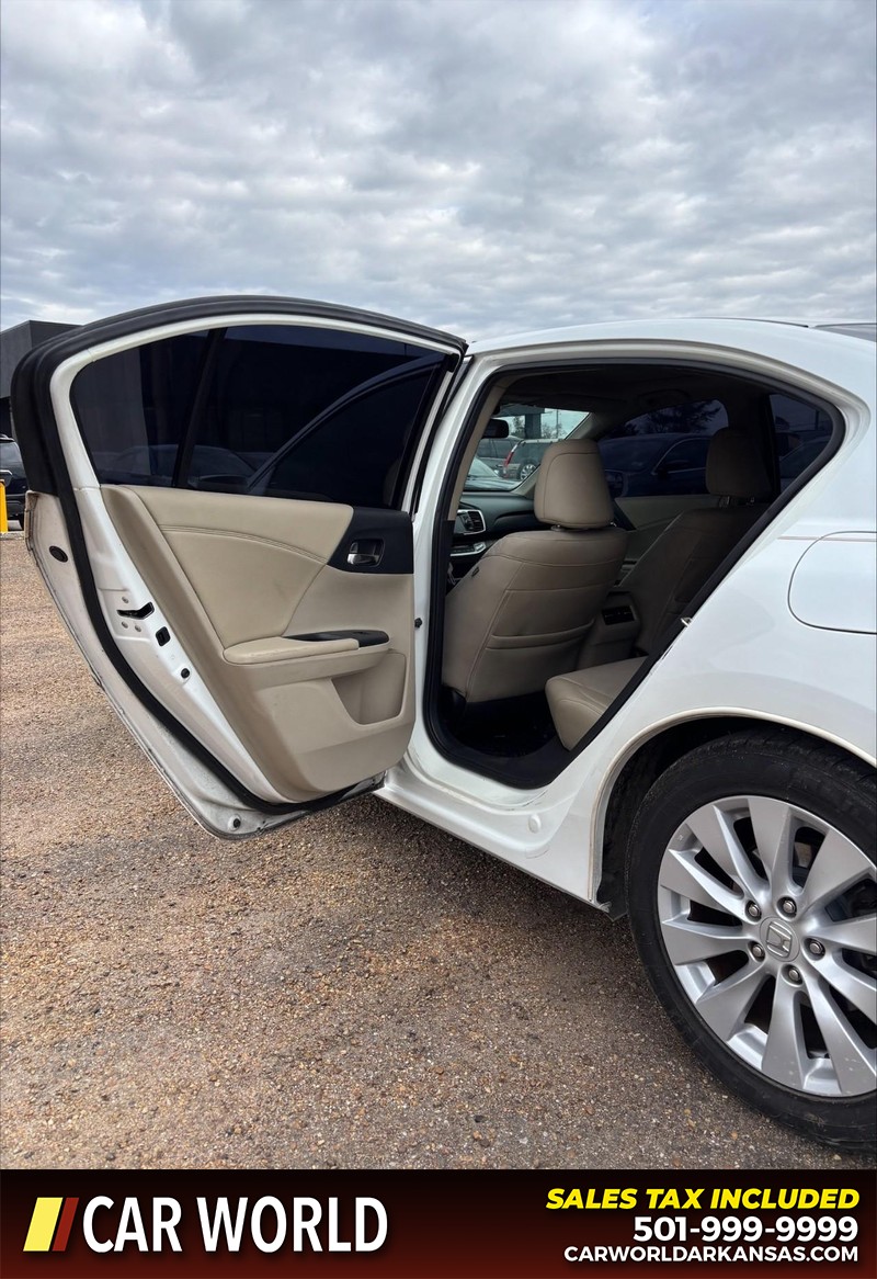 Honda Accord Sedan Vehicle Full-screen Gallery Image 14