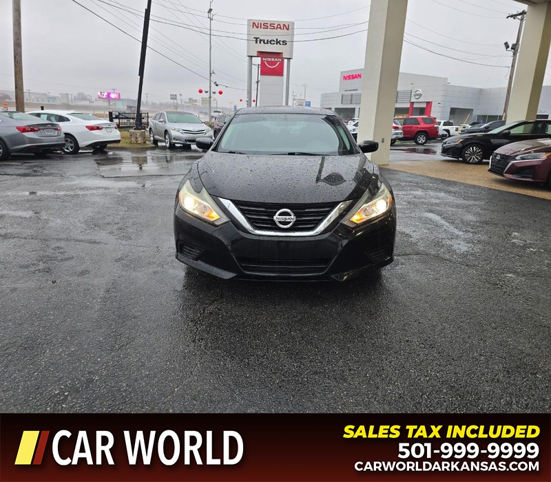 Nissan Altima Vehicle Full-screen Gallery Image 2