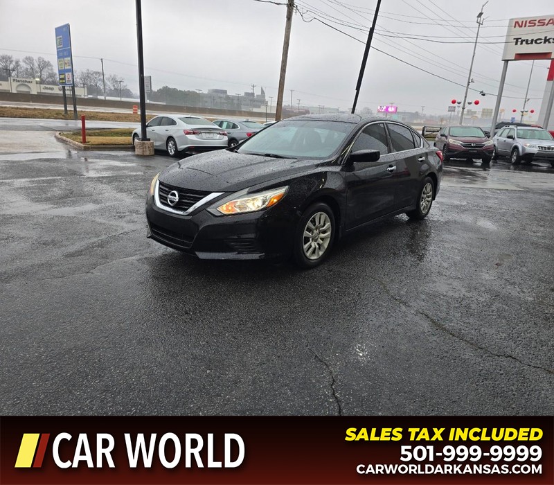 Nissan Altima Vehicle Full-screen Gallery Image 3