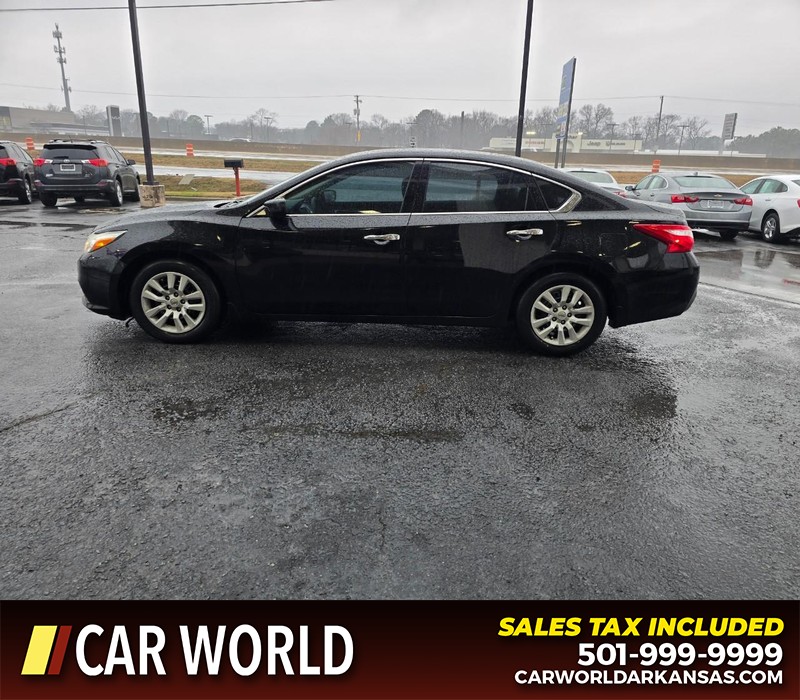 Nissan Altima Vehicle Full-screen Gallery Image 4