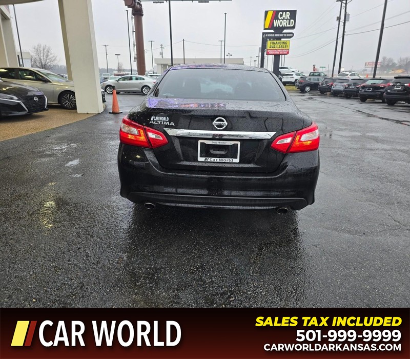 Nissan Altima Vehicle Full-screen Gallery Image 5