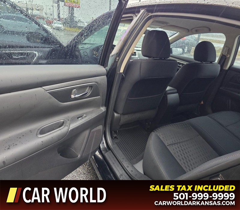 Nissan Altima Vehicle Full-screen Gallery Image 9