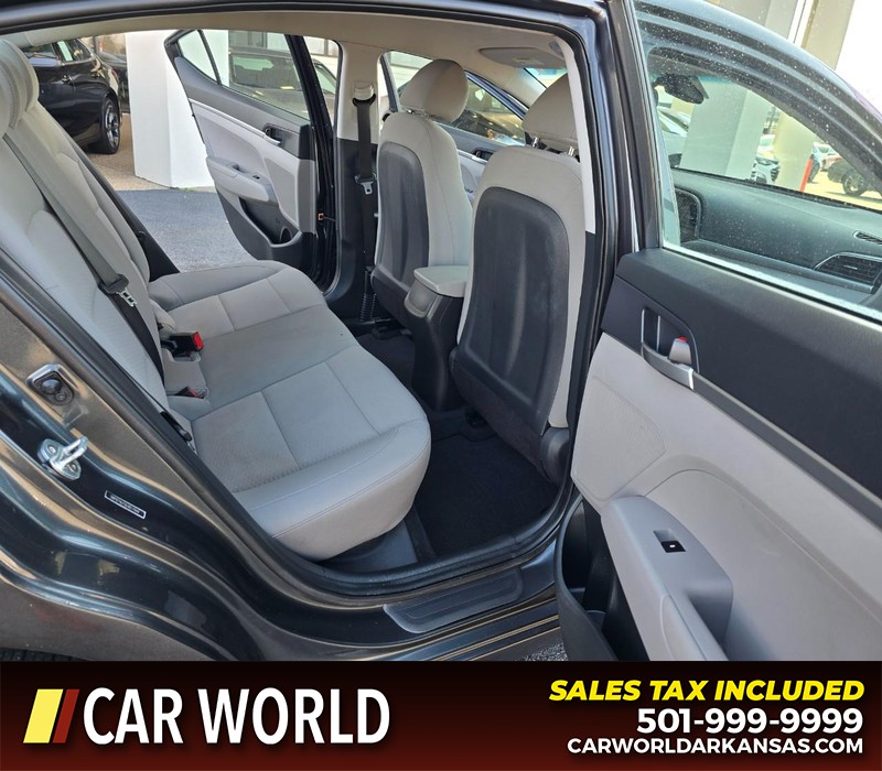 Hyundai Elantra Vehicle Full-screen Gallery Image 12