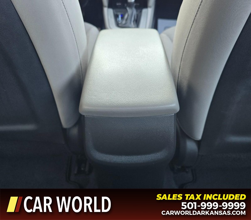 Hyundai Elantra Vehicle Full-screen Gallery Image 19