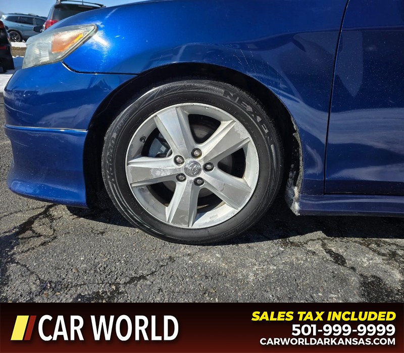 Toyota Camry Vehicle Full-screen Gallery Image 6