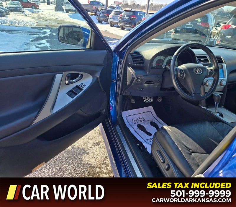 Toyota Camry Vehicle Full-screen Gallery Image 7