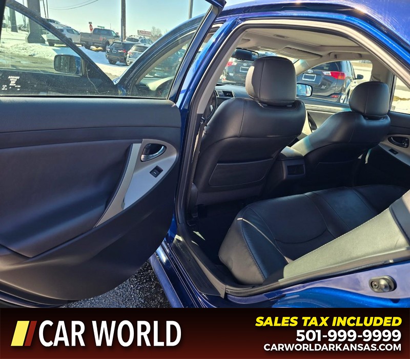 Toyota Camry Vehicle Full-screen Gallery Image 9