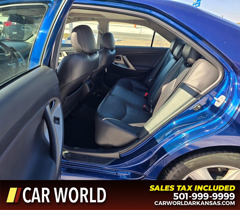 Toyota Camry Vehicle Full-screen Gallery Image 10